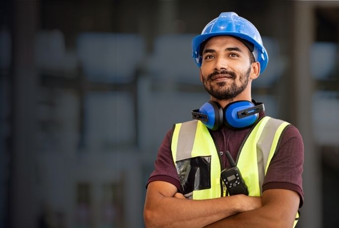 Profissional de obra com equipamento de proteção
